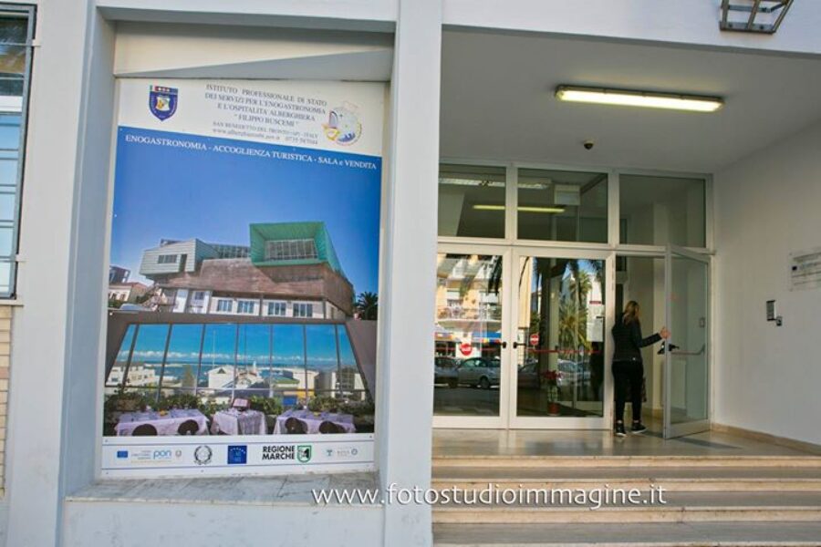 Ultimati i lavori per l’istallazione di due grandi pannelli grafici con immagini del fotografo Dino Cappelletti, presso l’Istituto Professionale Albeghiero “Filippo Buscemi” di San Benedetto del Tronto.