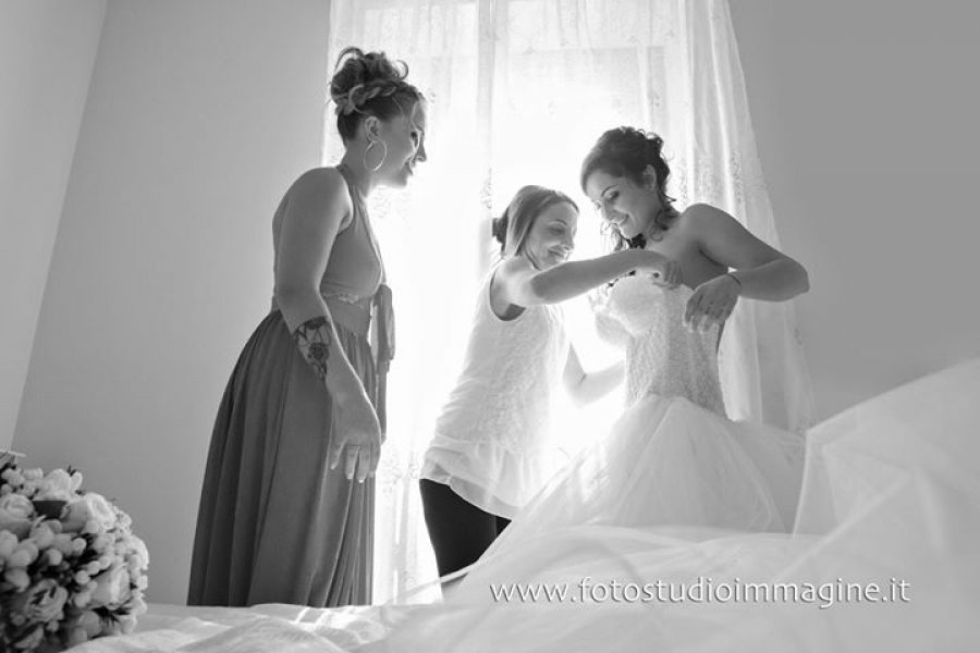 Vestire la Sposa è un momento particolarmente bello ed emozionante. #sposa #wedding #bride #atelieremé #fotografia