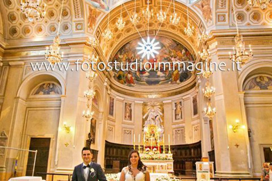 MARCO&DANIELA in una una bella immagine dai toni caldi e scenografia mozzafiato. #fotografia #wedding #sposi #luce #ambiente #duomo #ripatransone #fotostudioimmagine