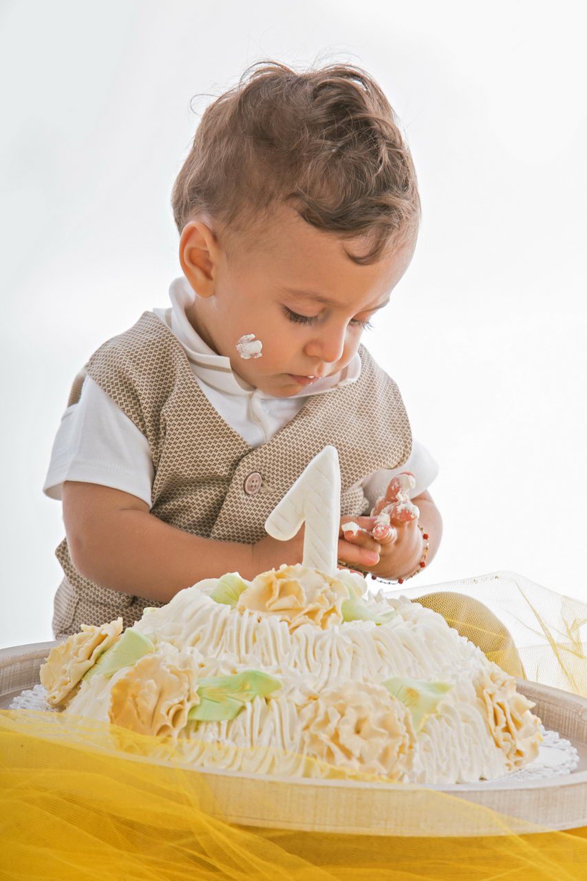 Immagini Stock - Bambino Di 1 Anno In Una Foto Studio Con Una Torta E  Palloncini, Compleanno Di Un Bambino Di 1 Anno, Il Bambino Mangia La Torta.  Image 150797922