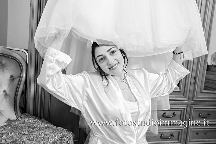 Ma anche la mamma di Samuele si prepara con tutte le cure e le attenzioni dovute 😃🎥🎬#sposa #eme #abito #bellezza #matrimonio #realwedding #wedding #bride #fotostudioimmagine