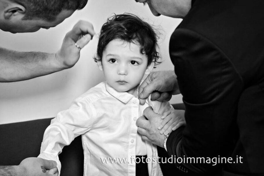 Ma quanta attenzione nel vestire il “principino” Samuele, che bello che è, cosa ne pensate?❤️📷😃🎥🤣🎬#principe #piccoloprincipe #principino #samuele #bello #dolce #tenero #fotostudioimmagine #grottammare