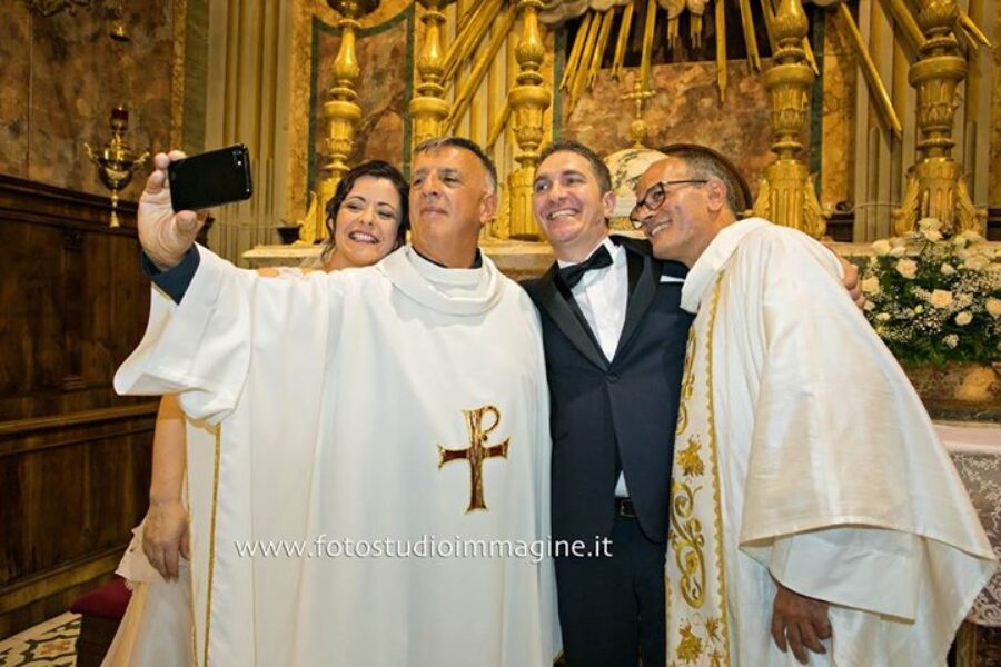 La SELFIE-MANIA ha colpito anche Don Lanfranco e Don Alfredo, in compagnia dei simpaticissimi MARCO&GIORGIA😎📷🤣🎬📷#selfie #mania #fotografia #sposi #preti #chiesa #simpatia #amore #fotostudioimmagine #grottammare #ascolipiceno