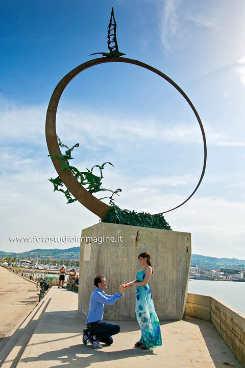 Dichiarare il proprio amore a San Bendetto del Tronto, all’ombra del monumento al gabbiamo di Mario Lupo non è da tutti, complimenti a Stefano😍❤️❤️❤️❤️#amore #fidanzamento #sanbenedettodeltronto #mariolupo #gabbiano #jonathan #fotostudioimmagine #grottammare #marche